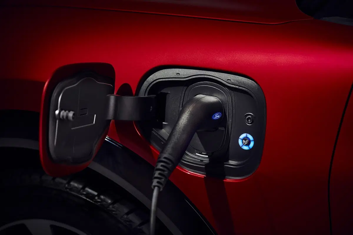 Ford Mustang Mach-E: foto e dati del nuovo SUV elettrico sportivo (5)