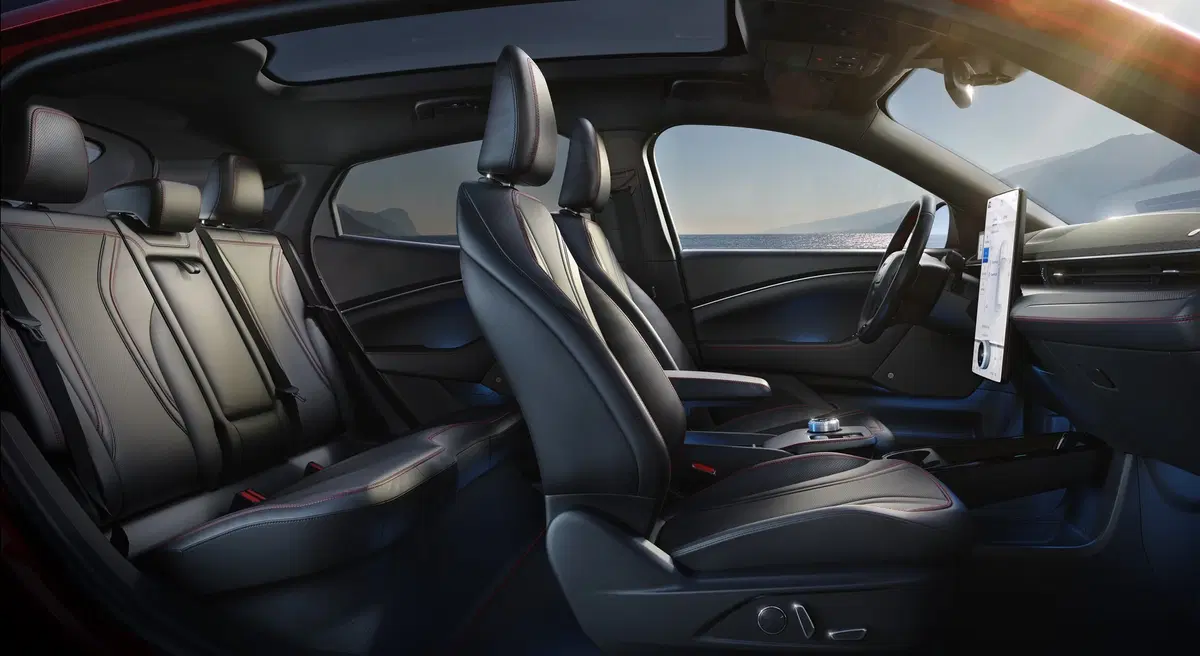 Ford Mustang Mach-E: foto e dati del nuovo SUV elettrico sportivo (3)