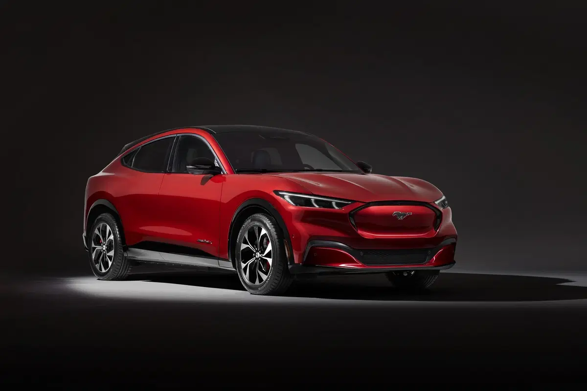Ford Mustang Mach-E: foto e dati del nuovo SUV elettrico sportivo (9)