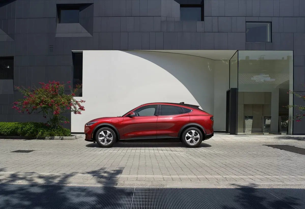 Ford Mustang Mach-E: foto e dati del nuovo SUV elettrico sportivo (13)