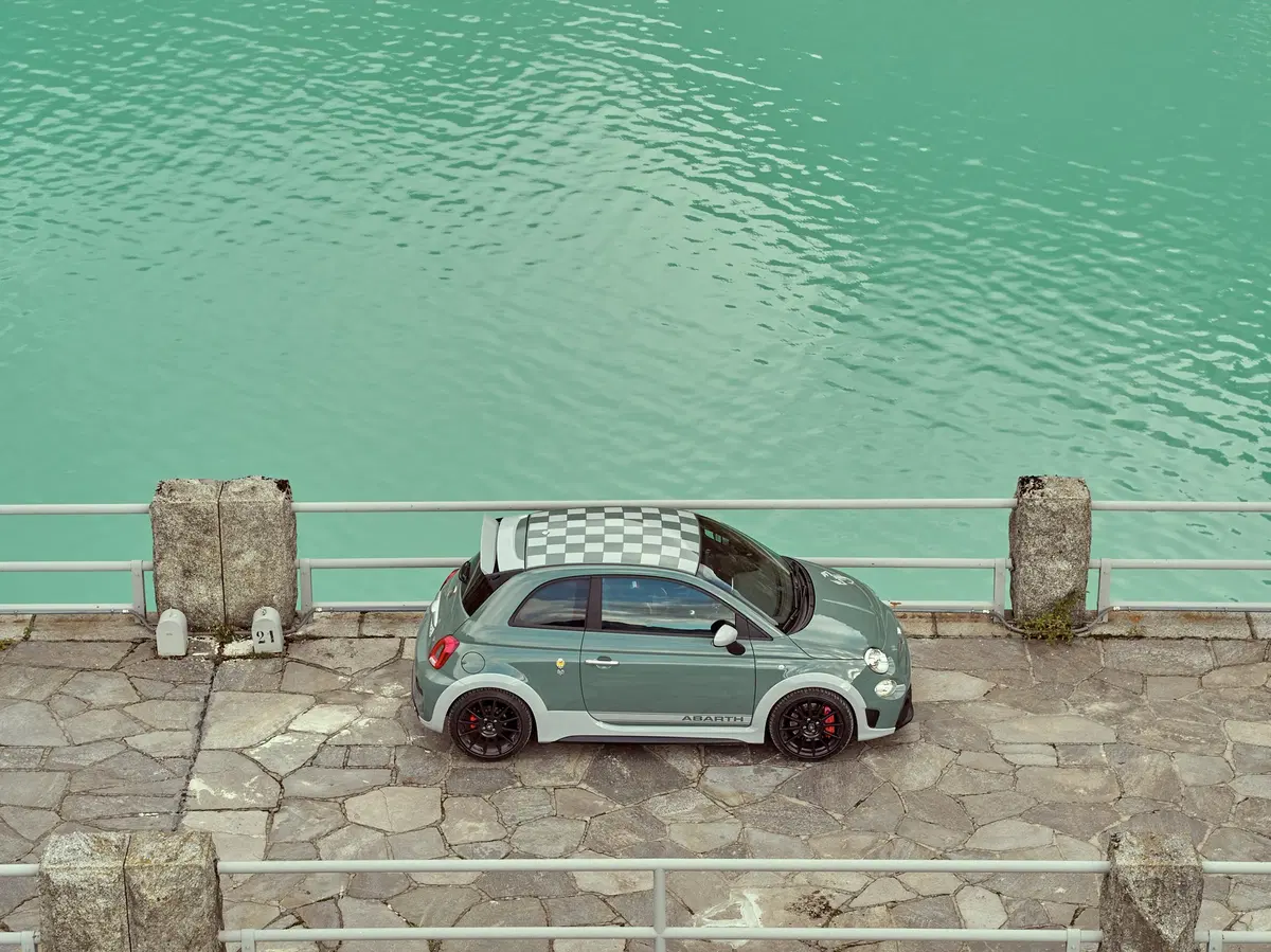 Abarth 695 70° Anniversario, la speciale per il compleanno dello Scorpione  (5)