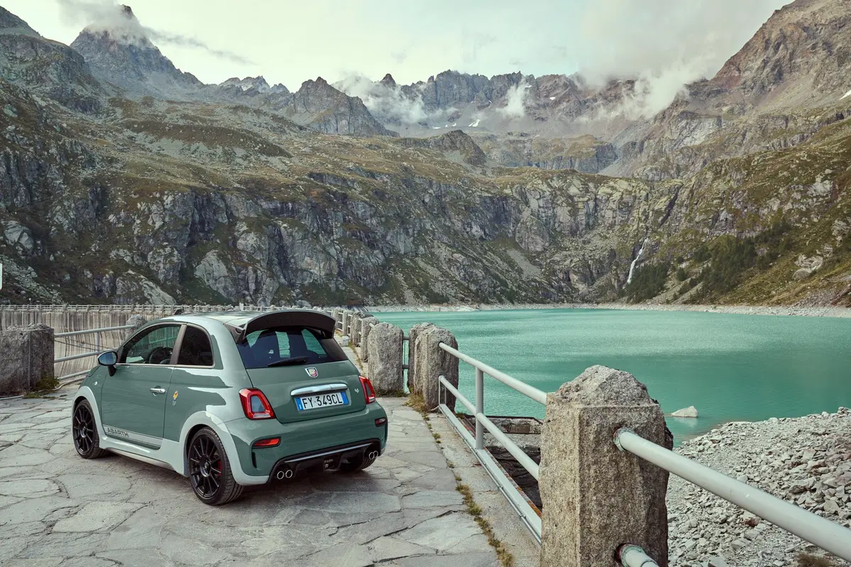 Abarth 695 70° Anniversario, la speciale per il compleanno dello Scorpione  (6)