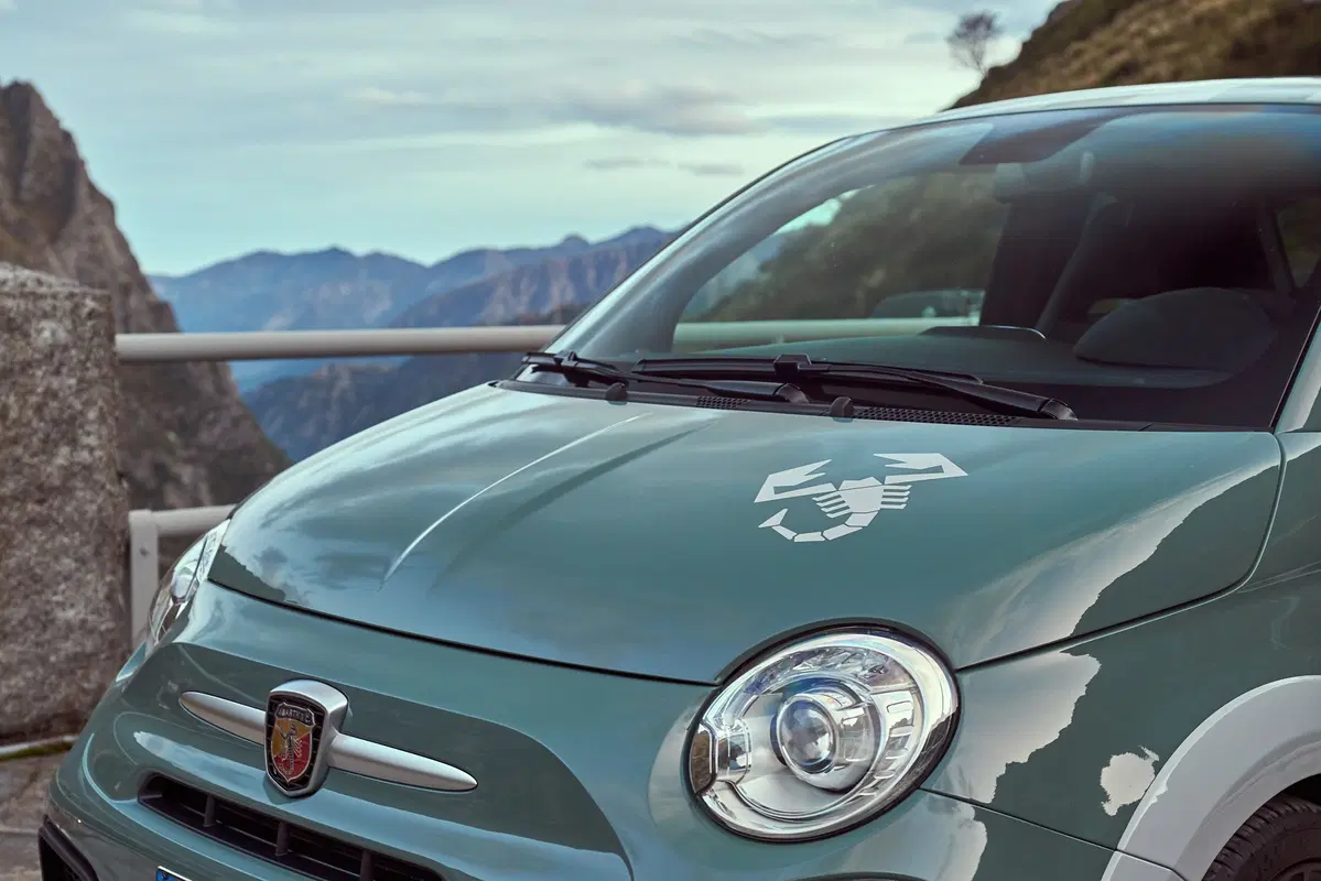 Abarth 695 70° Anniversario, la speciale per il compleanno dello Scorpione  (11)