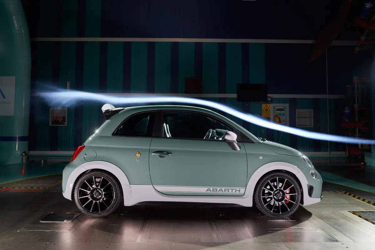 Abarth 695 70° Anniversario, la speciale per il compleanno dello Scorpione  (13)