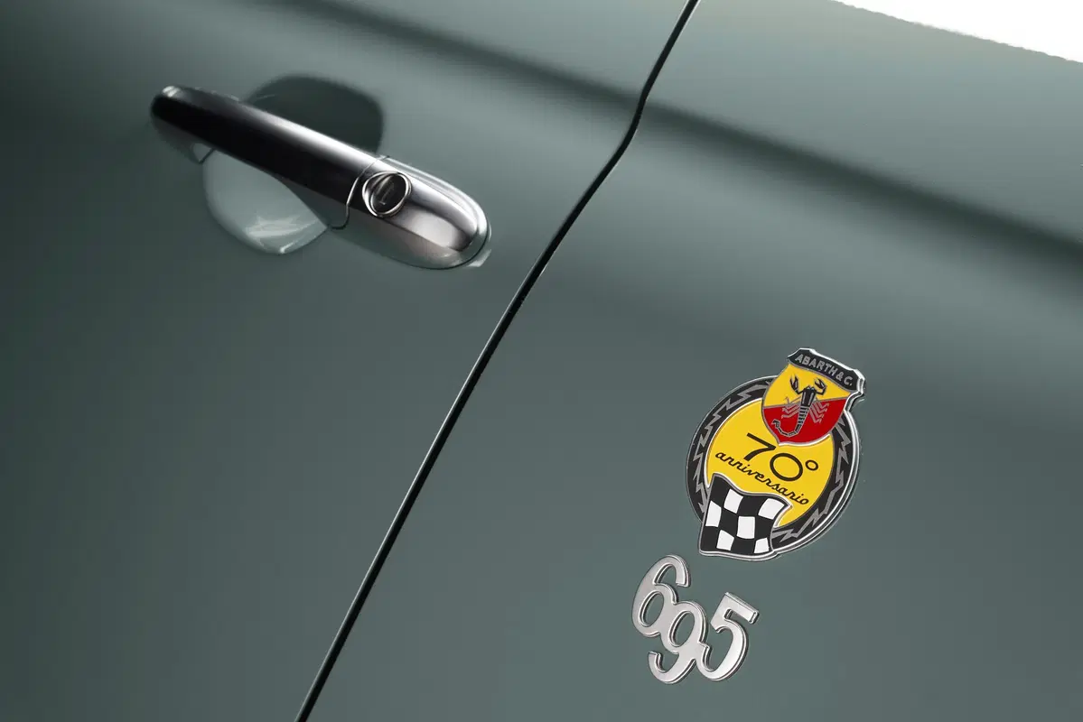 Abarth 695 70° Anniversario, la speciale per il compleanno dello Scorpione  (15)