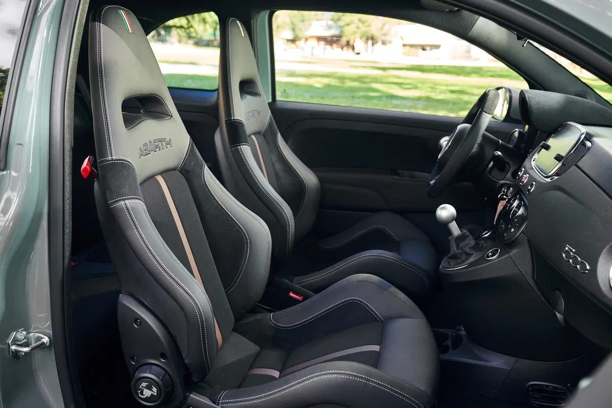 Abarth 695 70° Anniversario, la speciale per il compleanno dello Scorpione  (16)