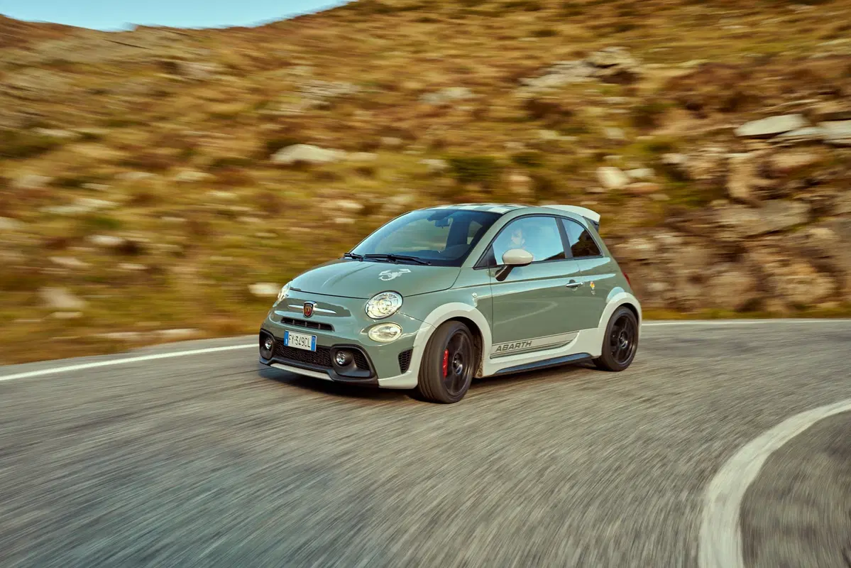 Abarth 695 70° Anniversario, la speciale per il compleanno dello Scorpione  (18)