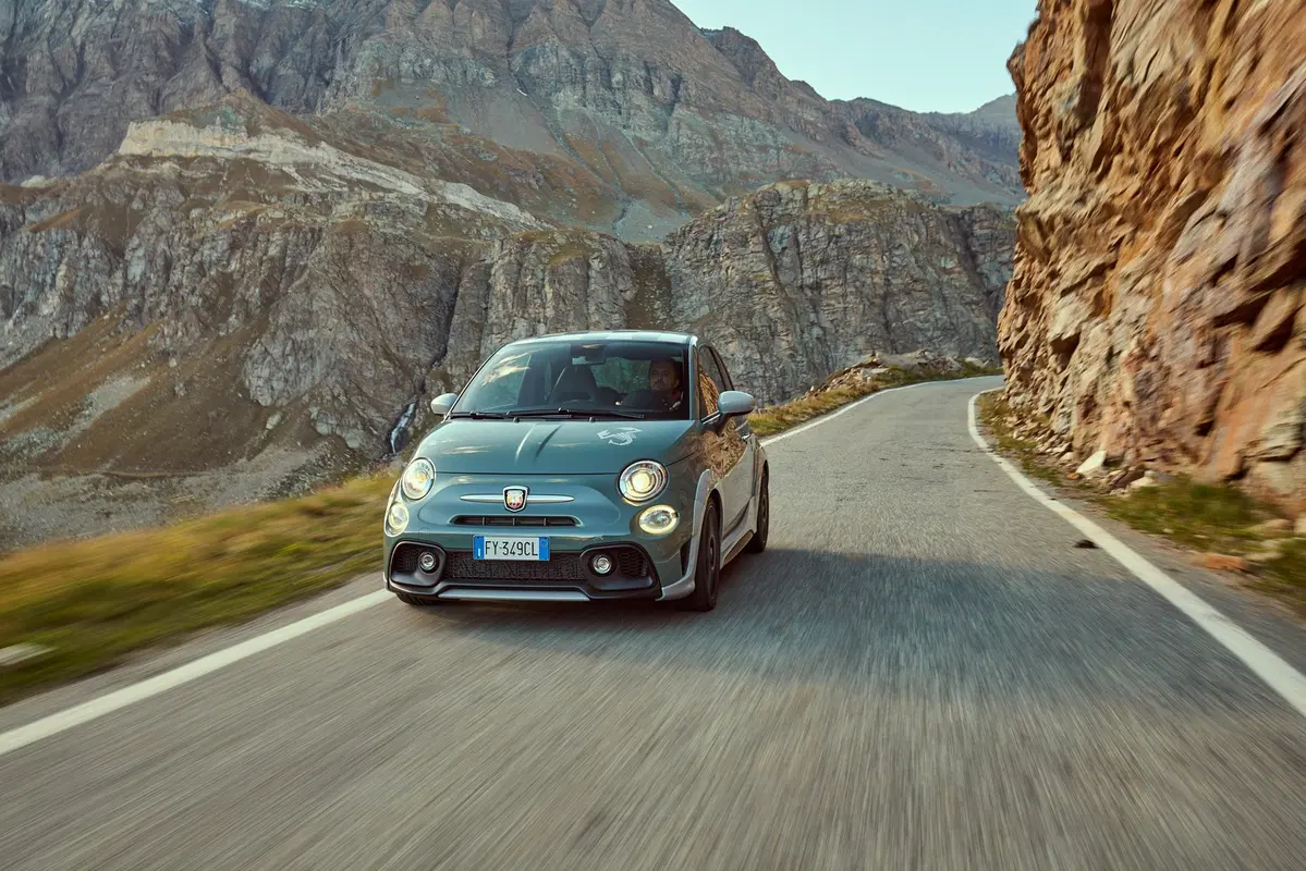 Abarth 695 70° Anniversario, la speciale per il compleanno dello Scorpione  (20)