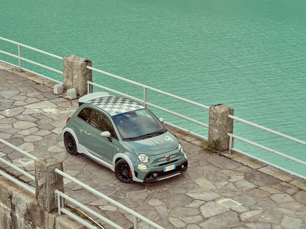 Abarth 695 70° Anniversario, la speciale per il compleanno dello Scorpione  (21)