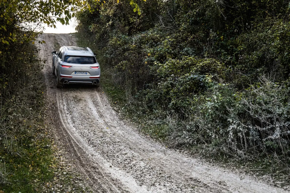 DS 7 Crossback E-Tense 4x4: con lo smoking nel fango (17)