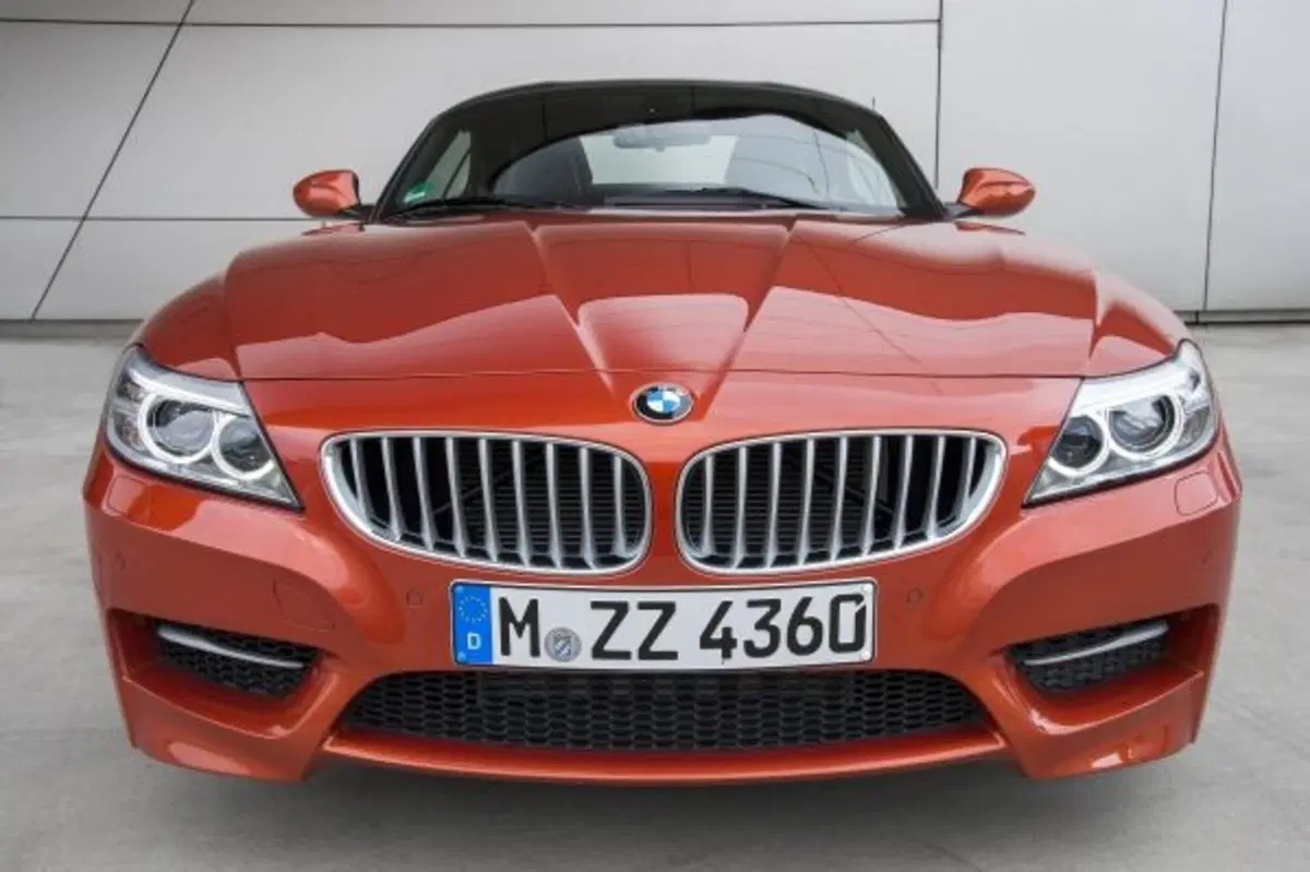 Quale comprare, Confronto: Mercedes SLC 200 Sport Vs BMW Z4 sDrive 20i (7)