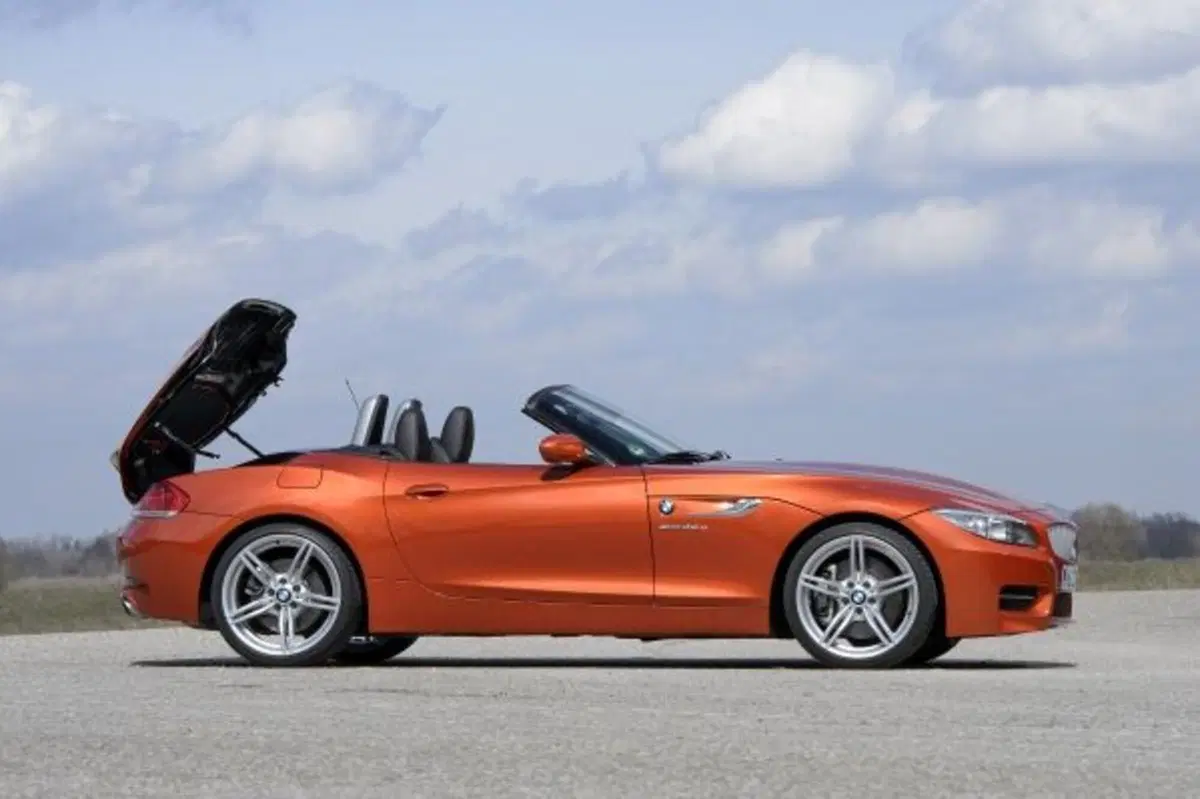 Quale comprare, Confronto: Mercedes SLC 200 Sport Vs BMW Z4 sDrive 20i (17)