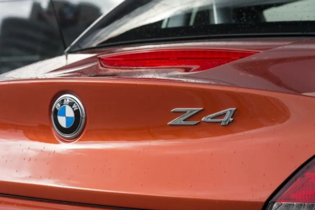 Quale comprare, Confronto: Mercedes SLC 200 Sport Vs BMW Z4 sDrive 20i (11)