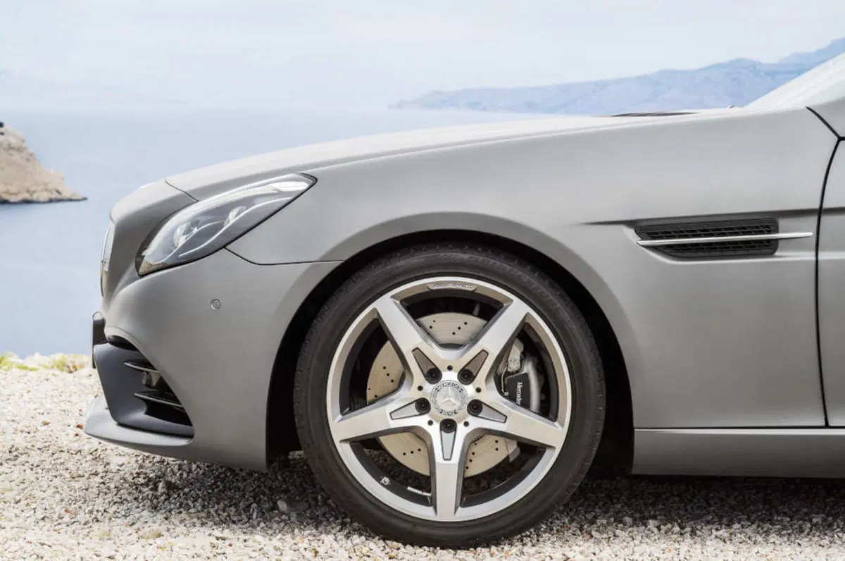 Quale comprare, Confronto: Mercedes SLC 200 Sport Vs BMW Z4 sDrive 20i (14)
