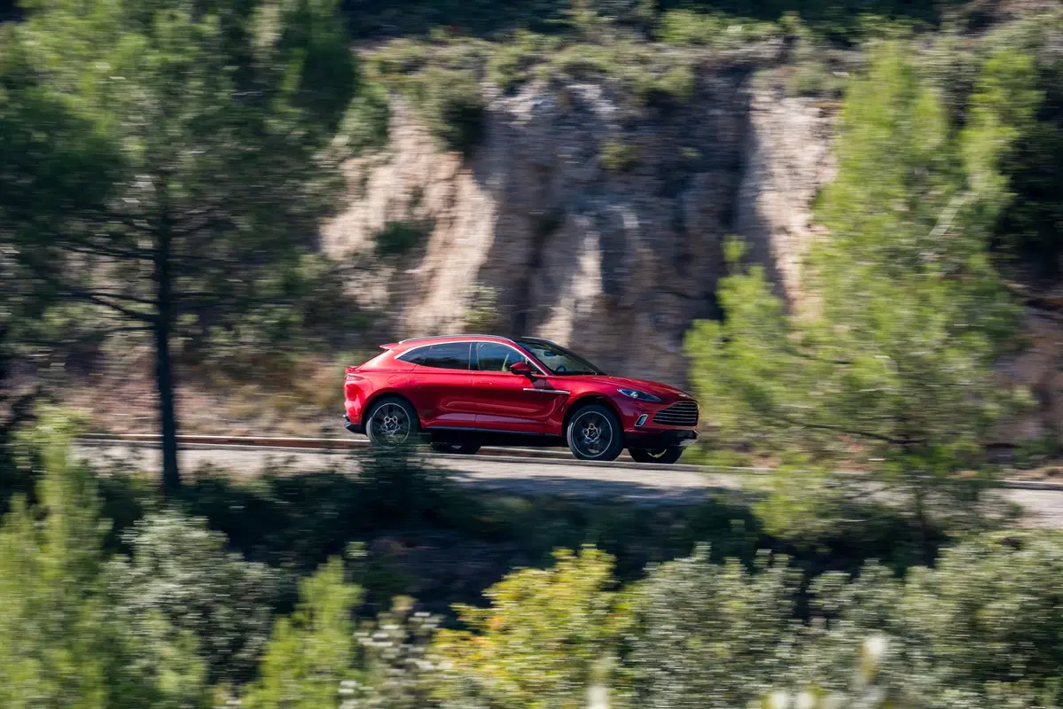 Aston Martin DBX, tolti i veli al primo SUV della casa di Gaydon (2)