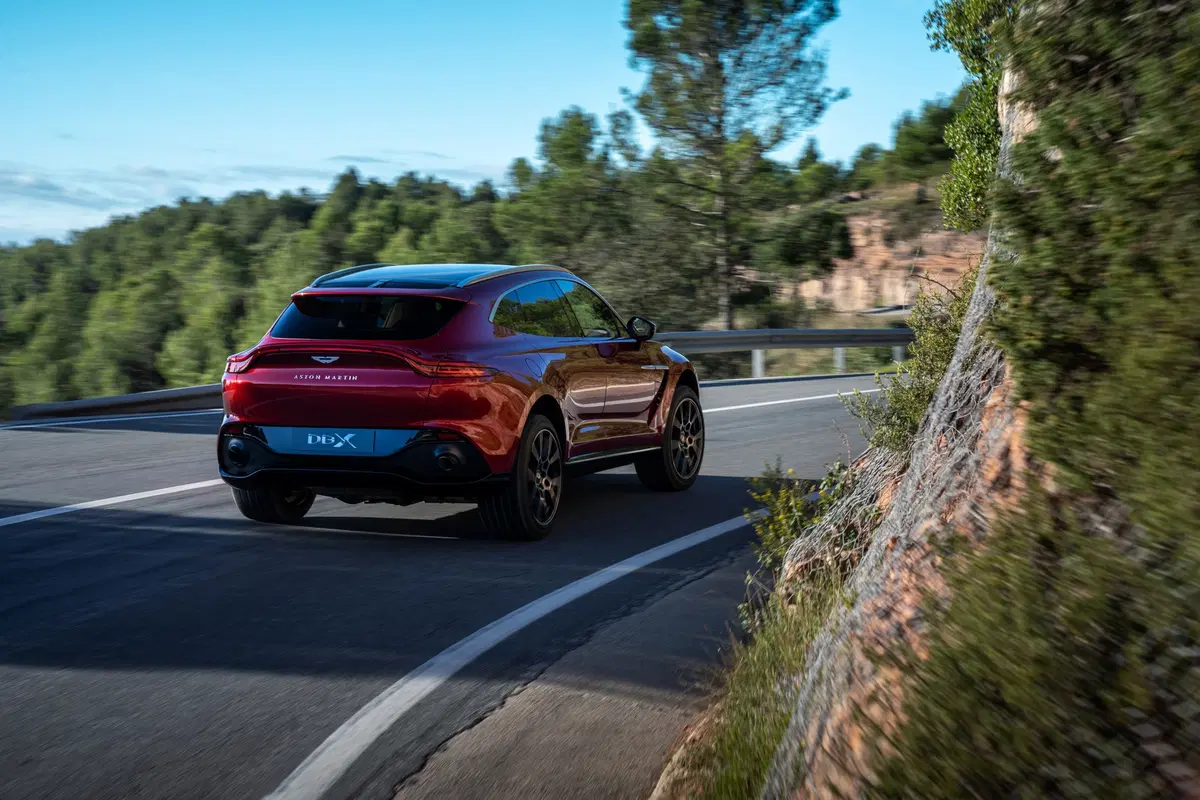 Aston Martin DBX, tolti i veli al primo SUV della casa di Gaydon (4)