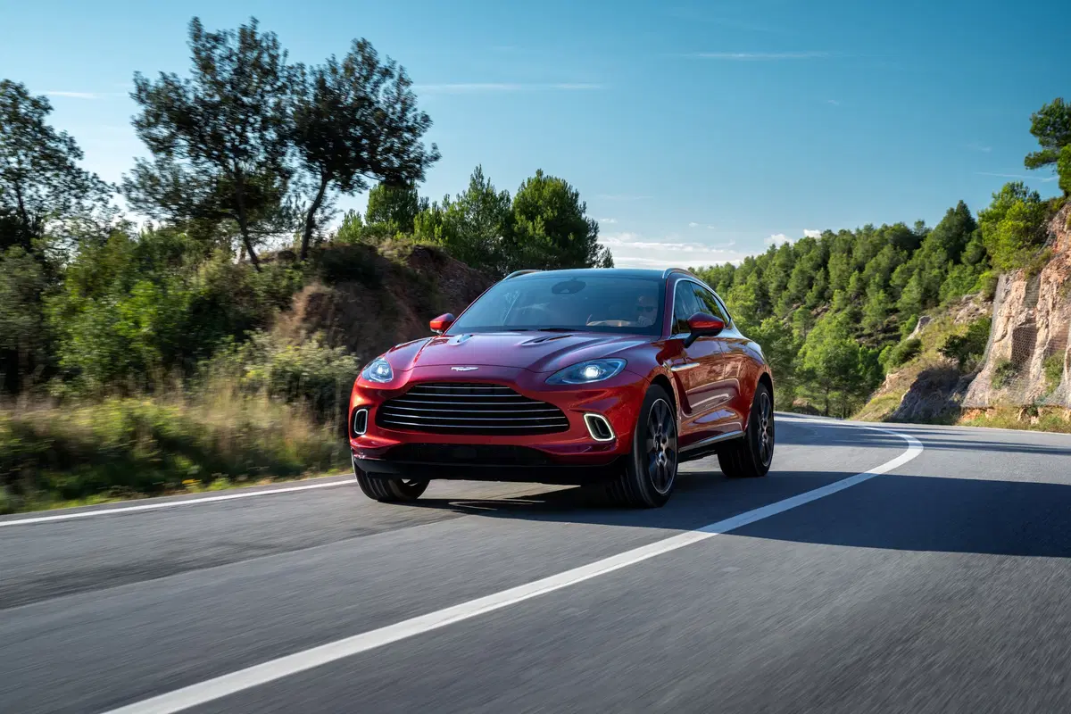 Aston Martin DBX, tolti i veli al primo SUV della casa di Gaydon (5)