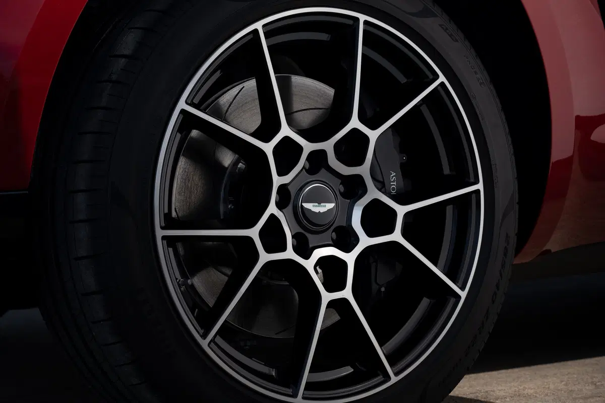 Aston Martin DBX, tolti i veli al primo SUV della casa di Gaydon (6)