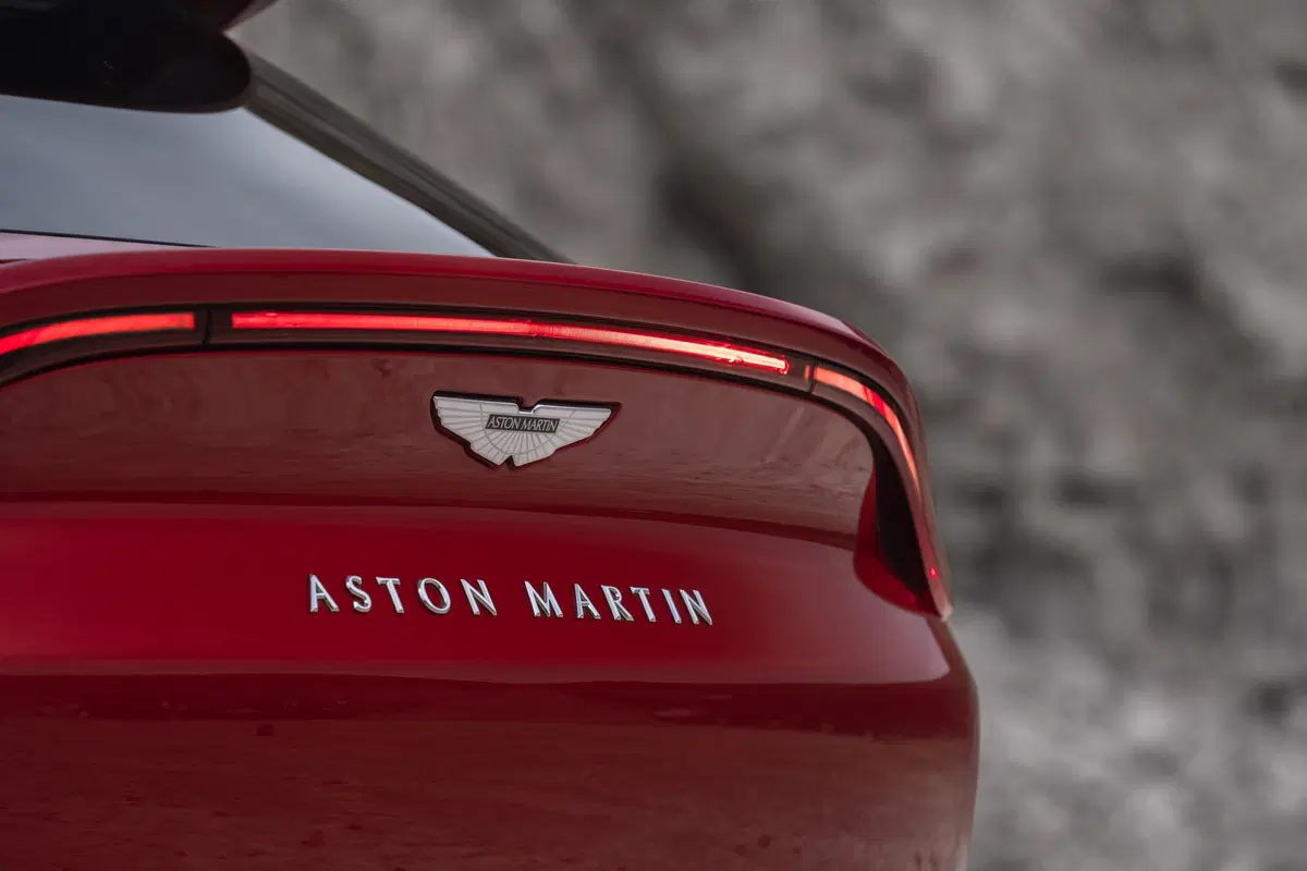 Aston Martin DBX, tolti i veli al primo SUV della casa di Gaydon (8)