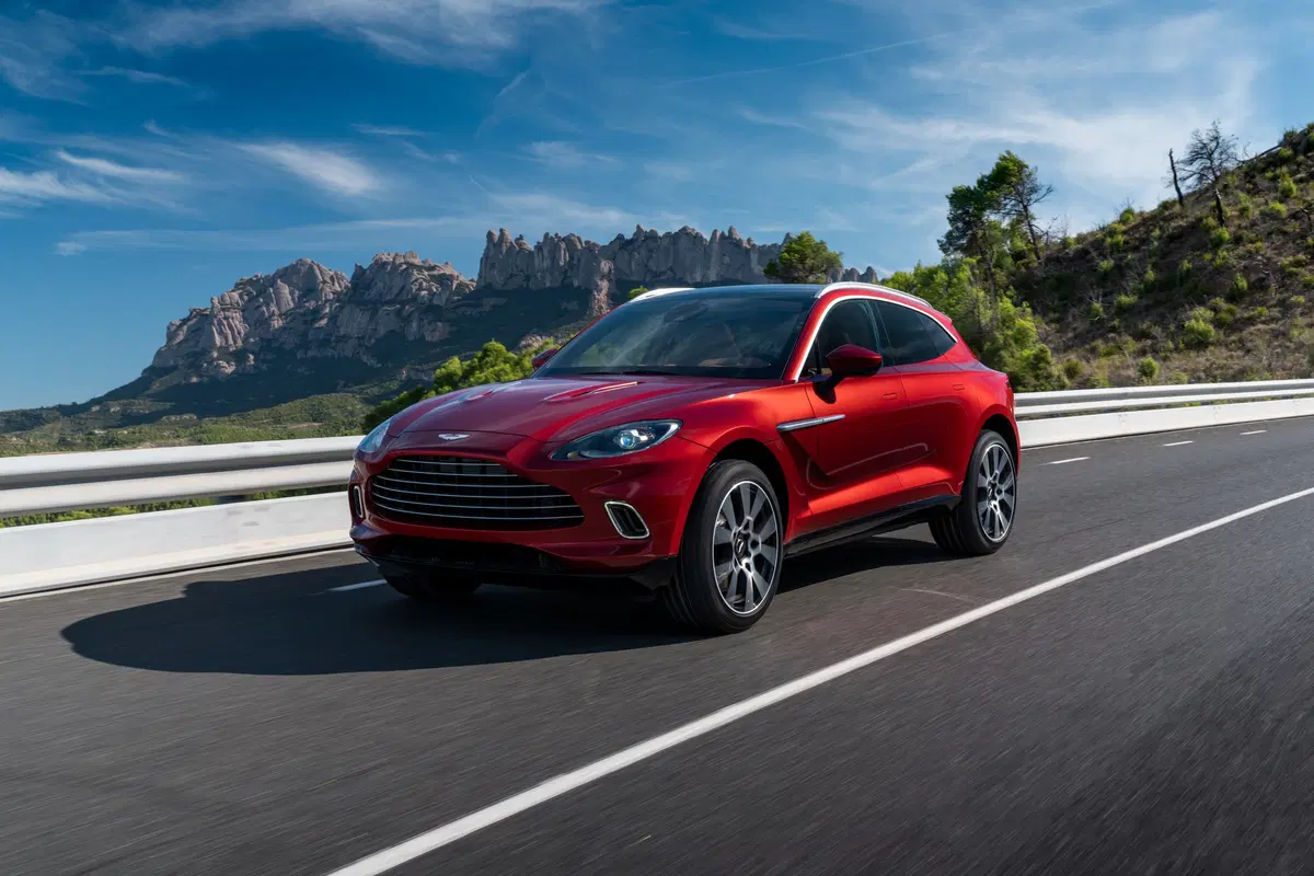 Aston Martin DBX, tolti i veli al primo SUV della casa di Gaydon