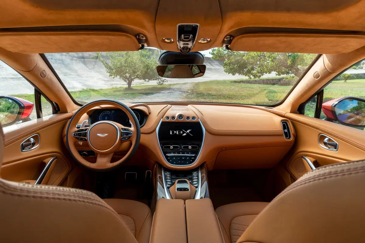 Aston Martin DBX, tolti i veli al primo SUV della casa di Gaydon (9)