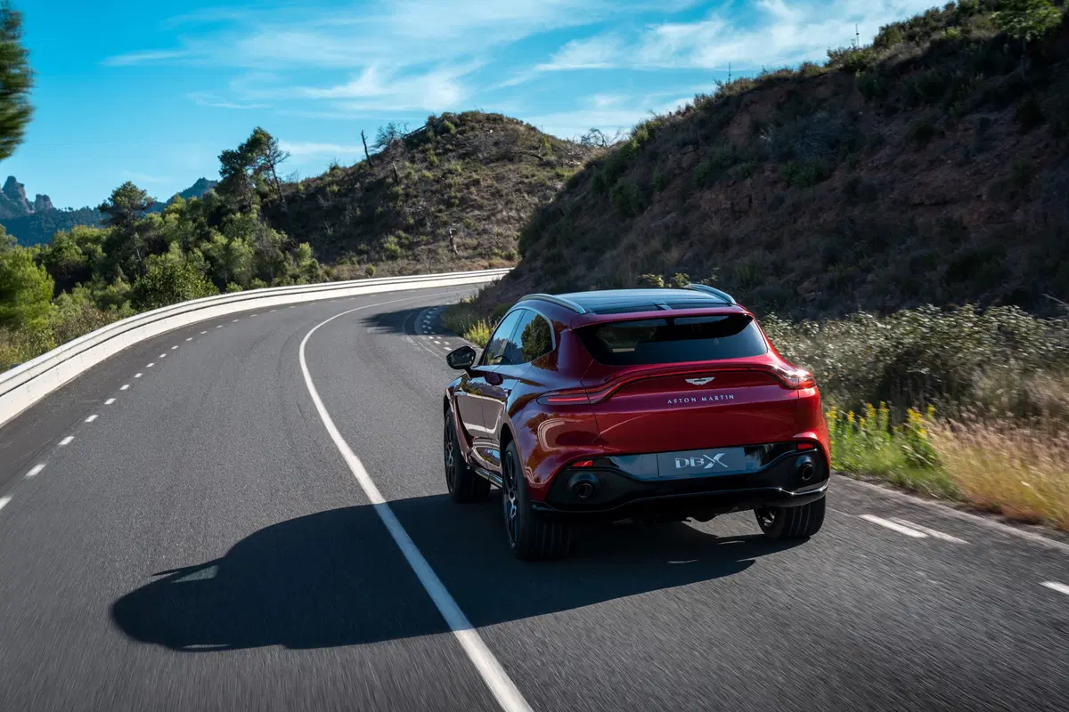 Aston Martin DBX, tolti i veli al primo SUV della casa di Gaydon (10)