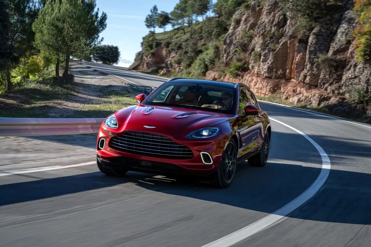 Aston Martin DBX, tolti i veli al primo SUV della casa di Gaydon (12)