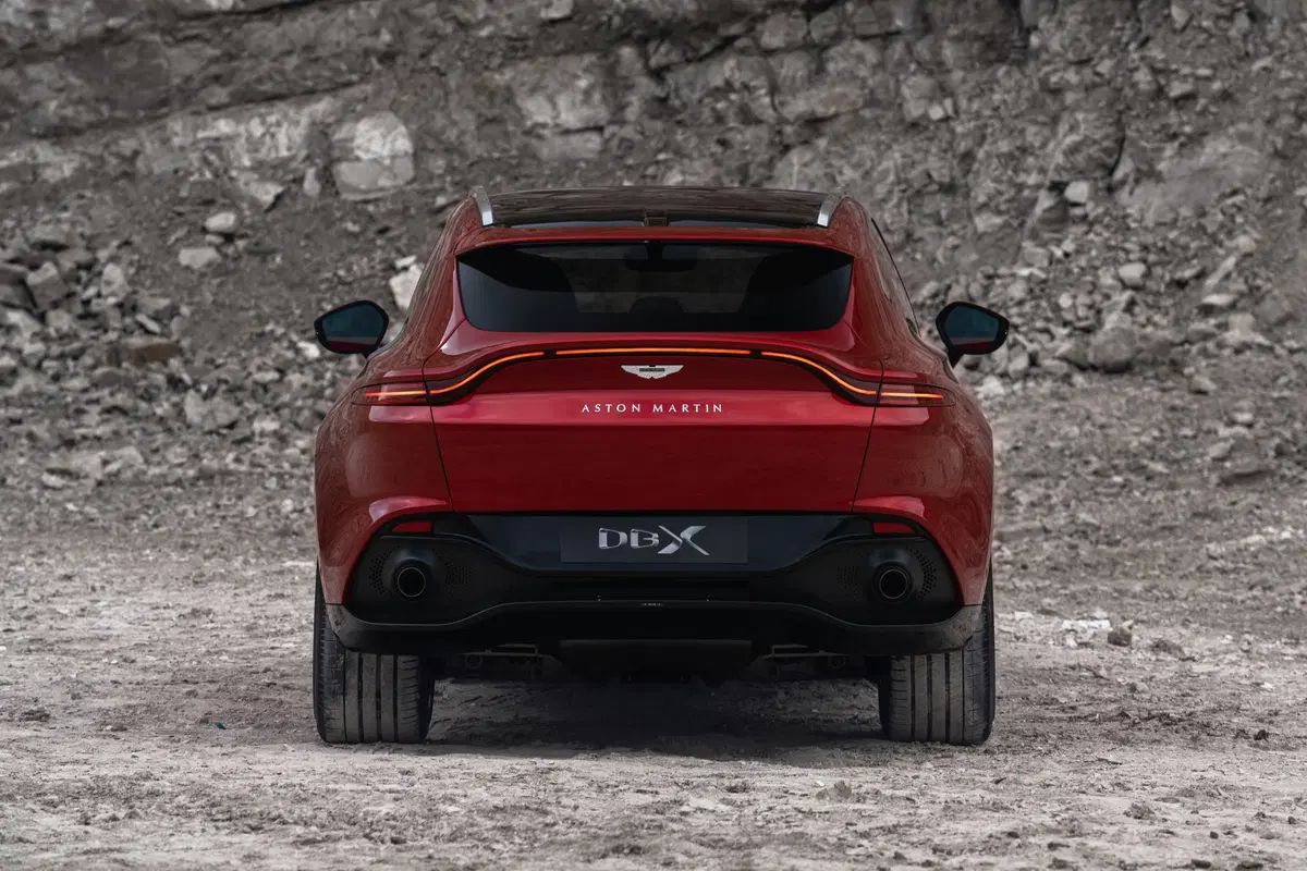 Aston Martin DBX, tolti i veli al primo SUV della casa di Gaydon (13)