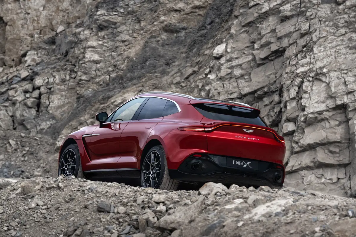 Aston Martin DBX, tolti i veli al primo SUV della casa di Gaydon (14)