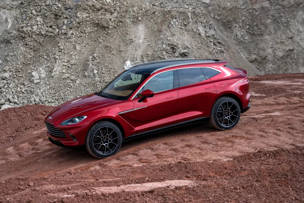 Aston Martin DBX, tolti i veli al primo SUV della casa di Gaydon (15)