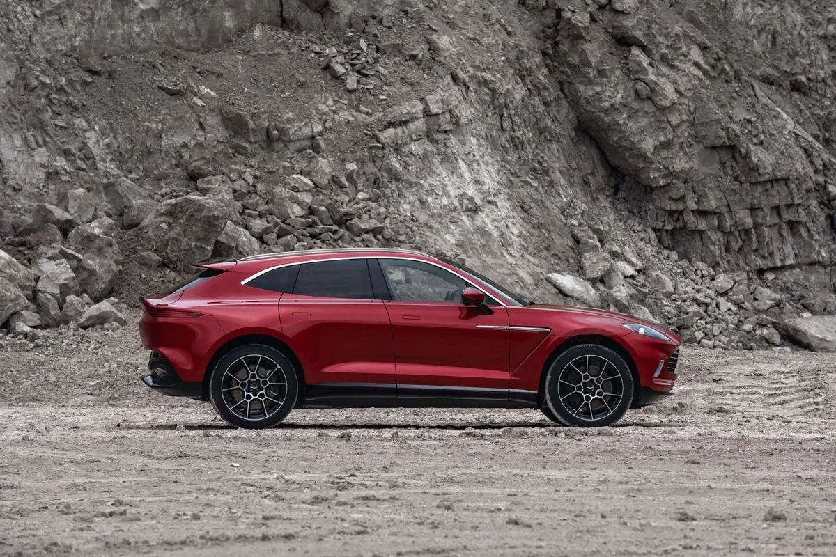 Aston Martin DBX, tolti i veli al primo SUV della casa di Gaydon (16)