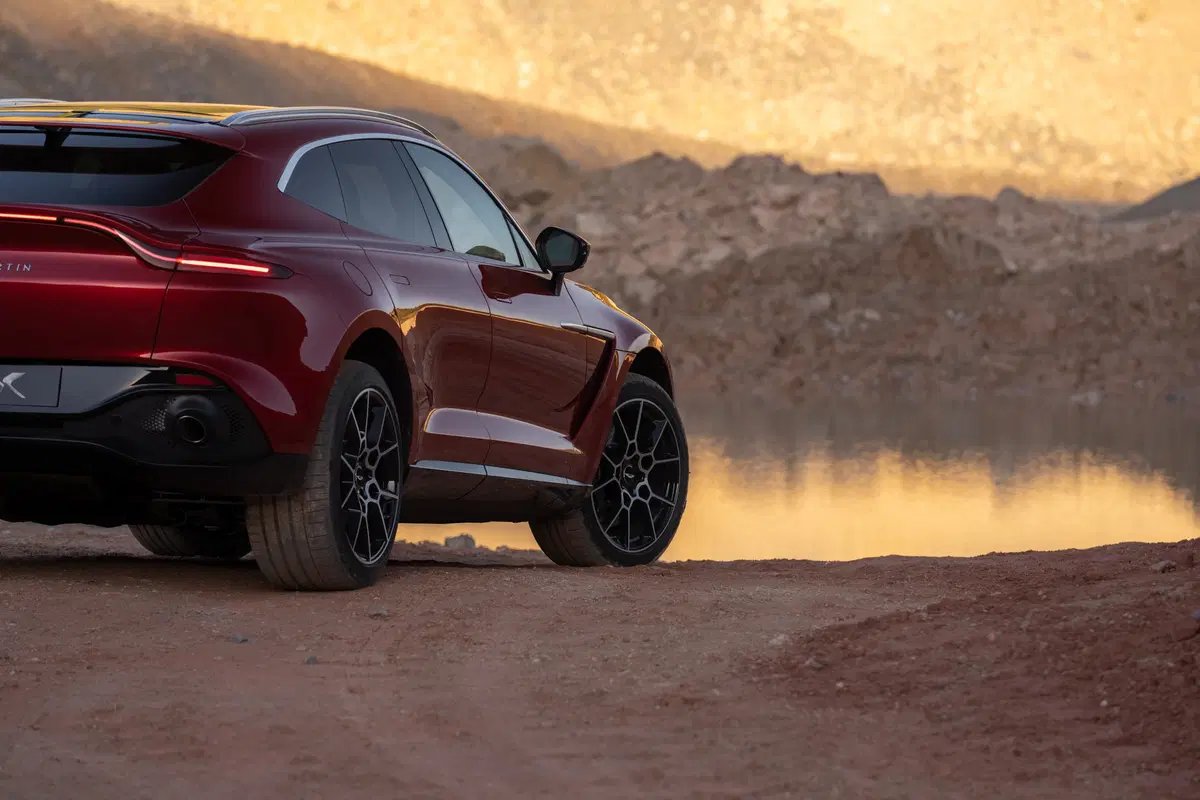 Aston Martin DBX, tolti i veli al primo SUV della casa di Gaydon (17)