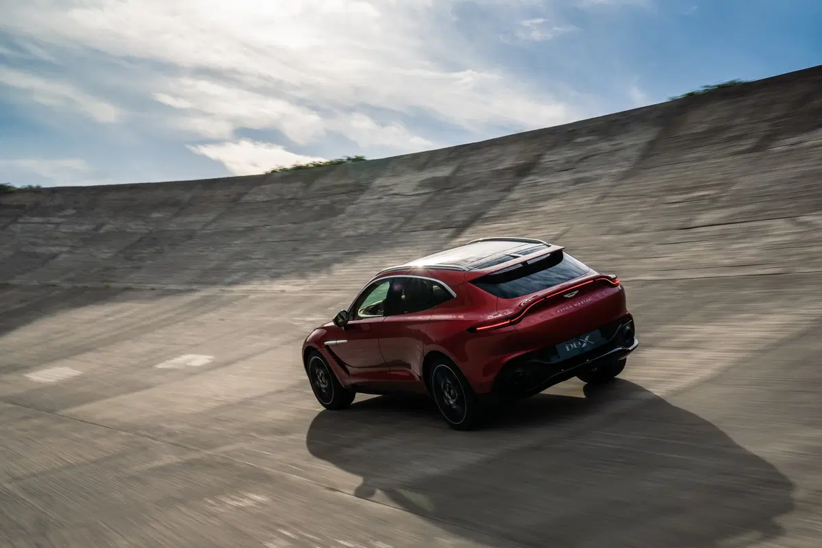 Aston Martin DBX, tolti i veli al primo SUV della casa di Gaydon (18)