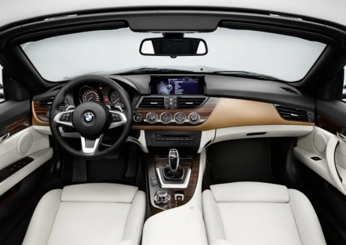 Quale comprare, Confronto: Mercedes SLC 200 Sport Vs BMW Z4 sDrive 20i (3)