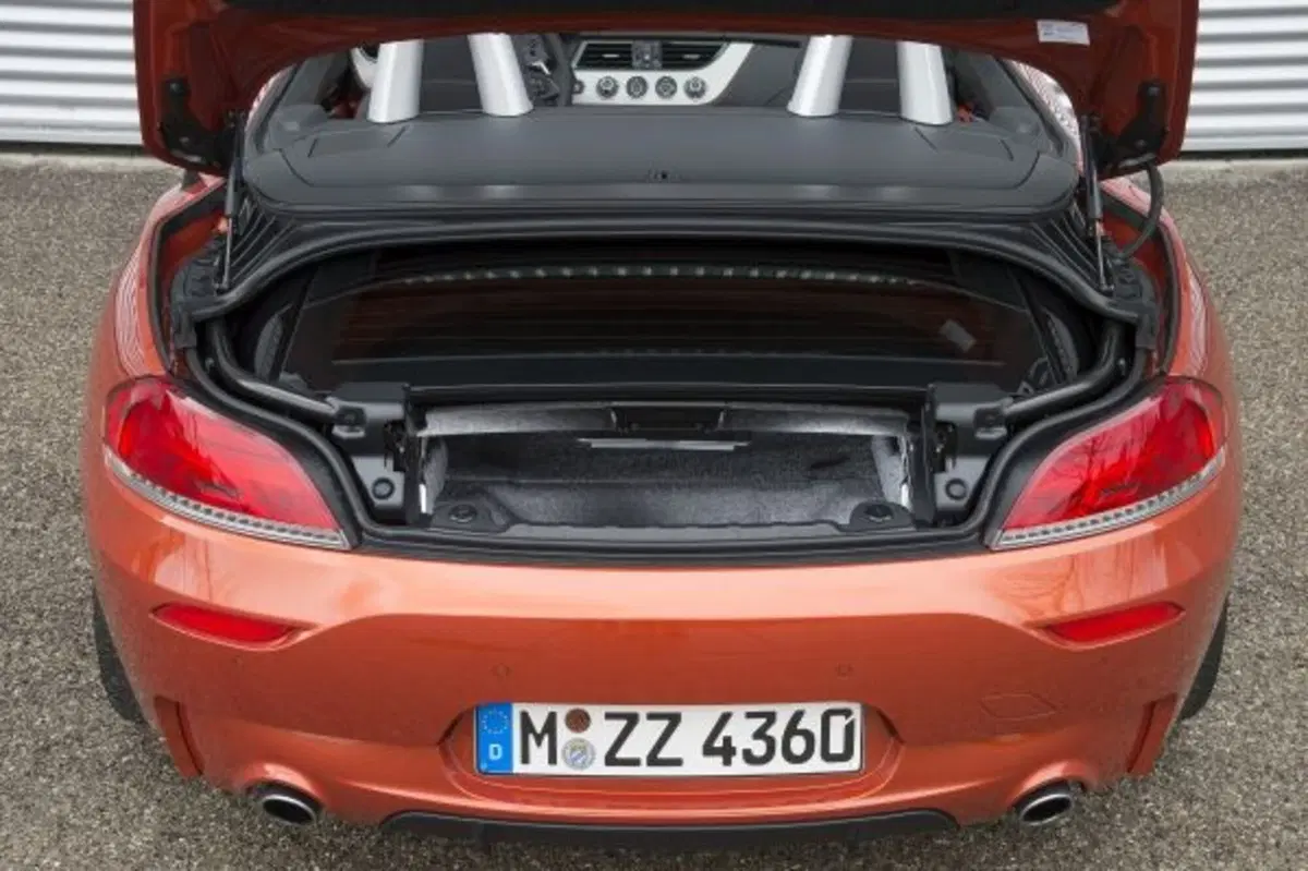 Quale comprare, Confronto: Mercedes SLC 200 Sport Vs BMW Z4 sDrive 20i (11)