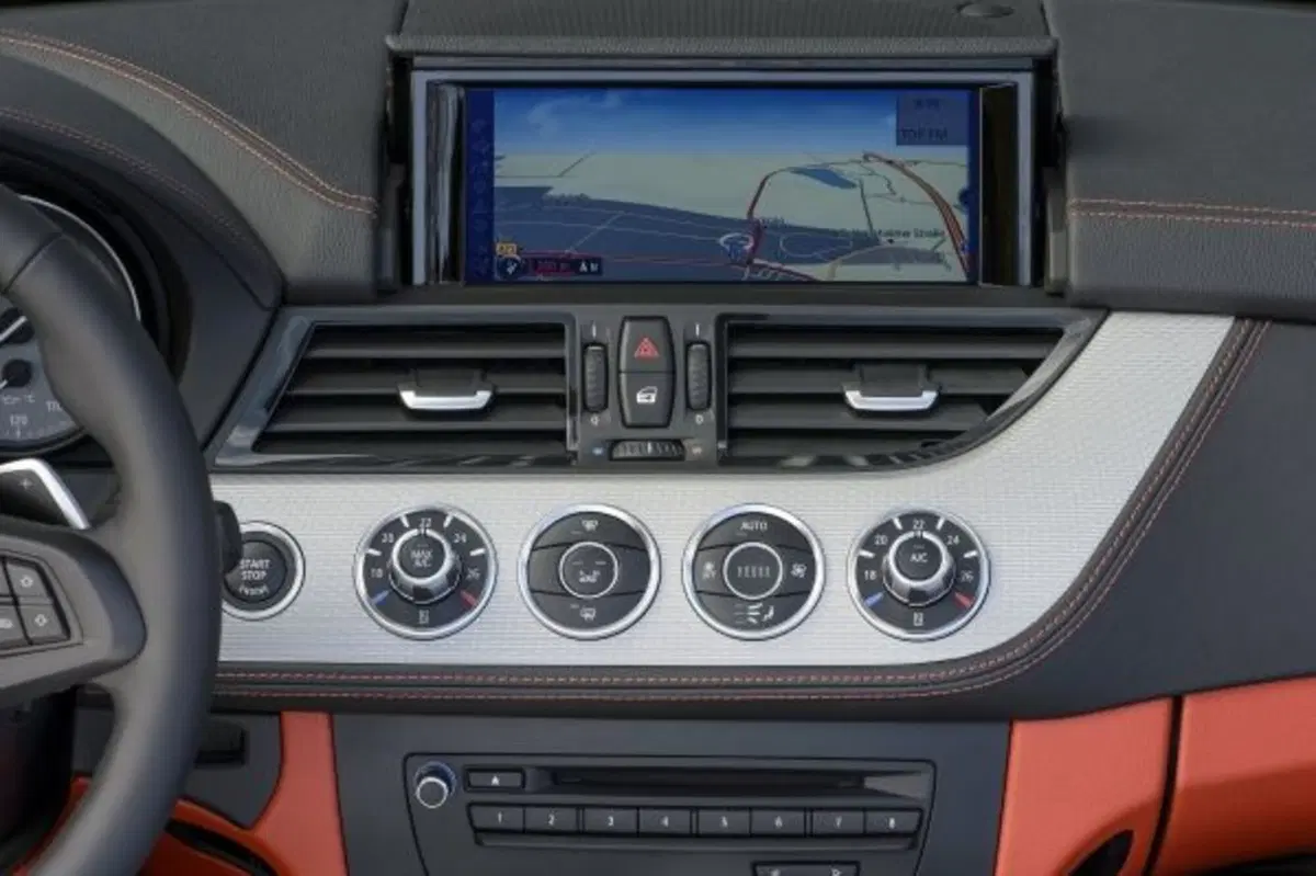 Quale comprare, Confronto: Mercedes SLC 200 Sport Vs BMW Z4 sDrive 20i (4)