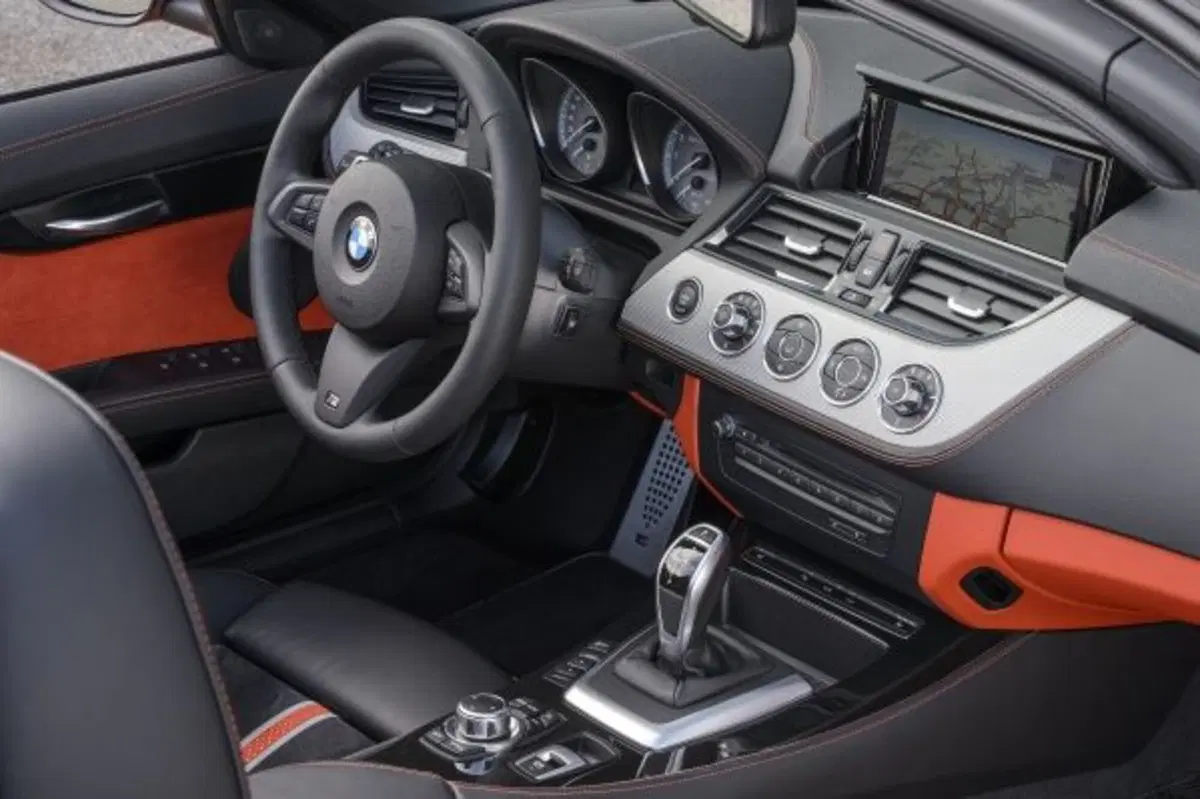 Quale comprare, Confronto: Mercedes SLC 200 Sport Vs BMW Z4 sDrive 20i (2)