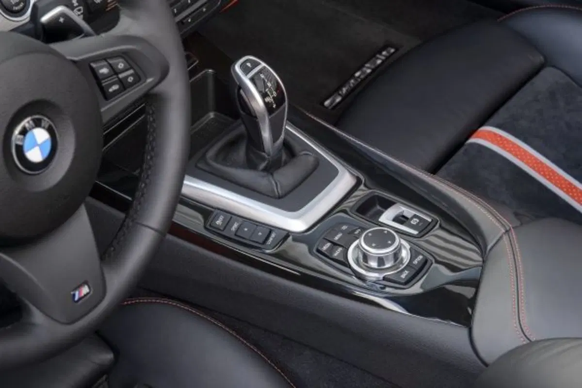 Quale comprare, Confronto: Mercedes SLC 200 Sport Vs BMW Z4 sDrive 20i (6)