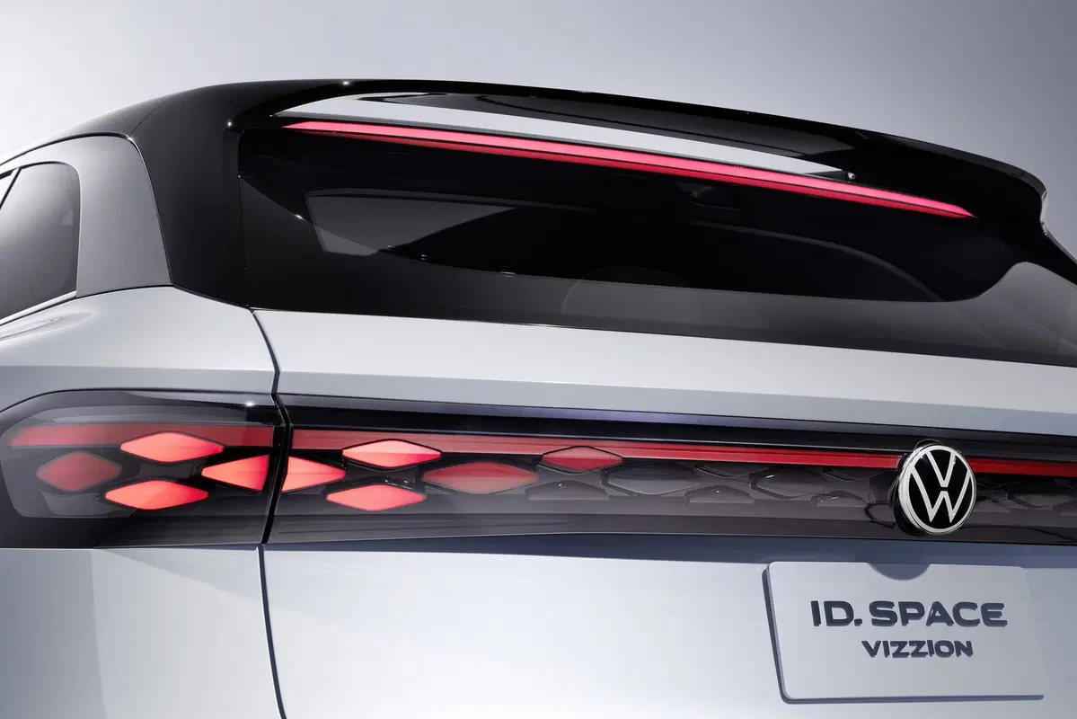 Volkswagen ID. Space Vizzion: svelata a Los Angeles 2019 (20)