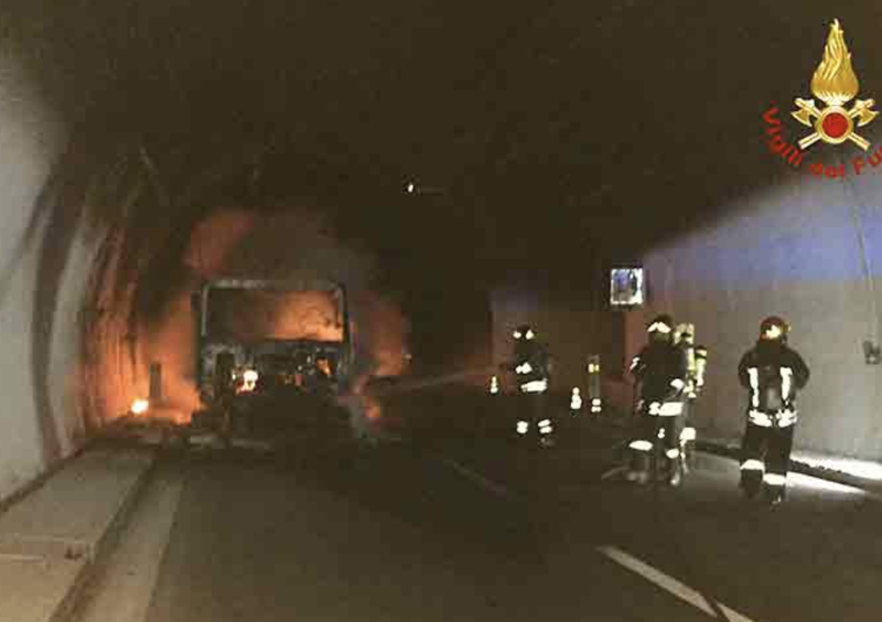 Tir in fiamme sull&#039;A10: torna la paura sull&#039;Autostrada dei Fiori