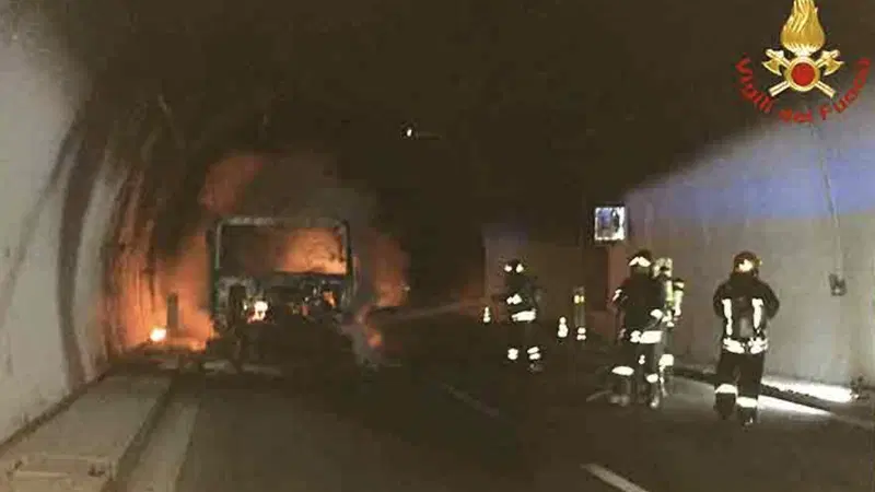Tir in fiamme sull'A10: torna la paura sull'Autostrada dei Fiori