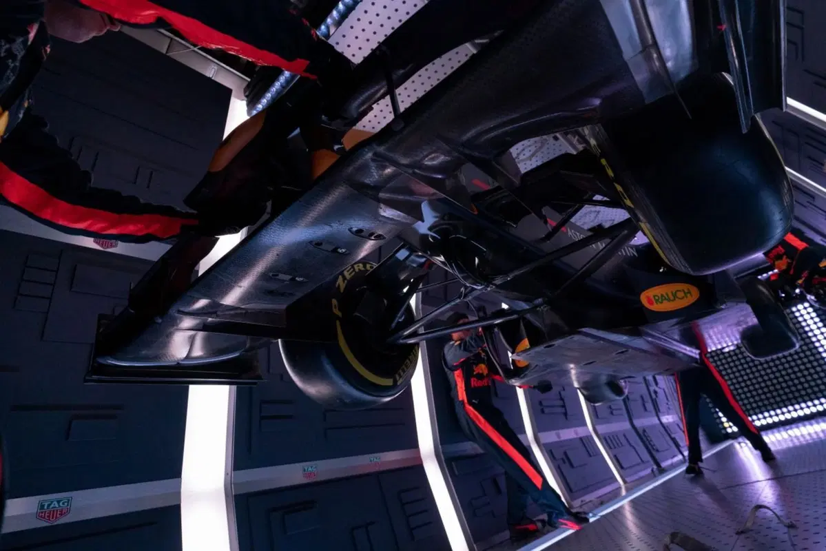 Red Bull: l’incredibile pit stop a gravità zero [Video] (2)