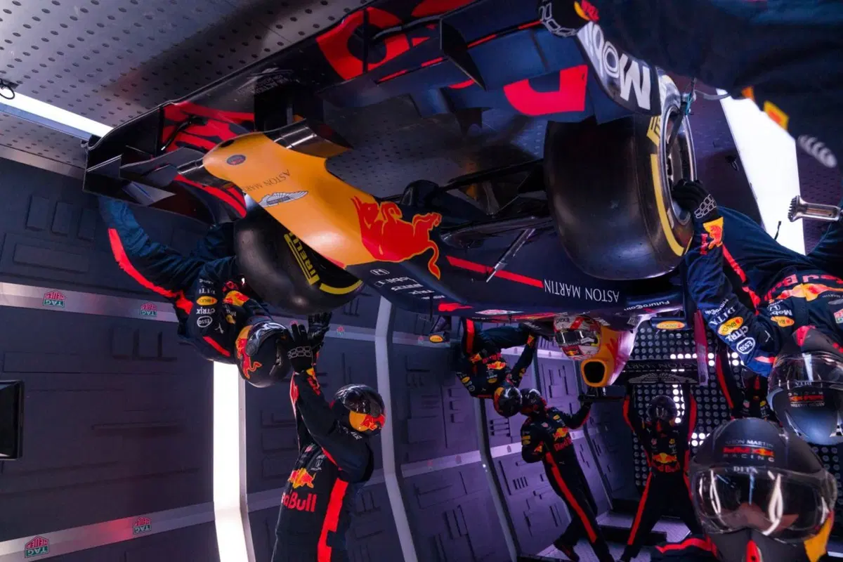 Red Bull: l’incredibile pit stop a gravità zero [Video] (10)
