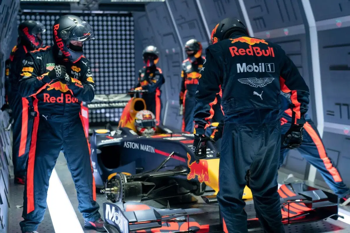 Red Bull: l’incredibile pit stop a gravità zero [Video] (12)
