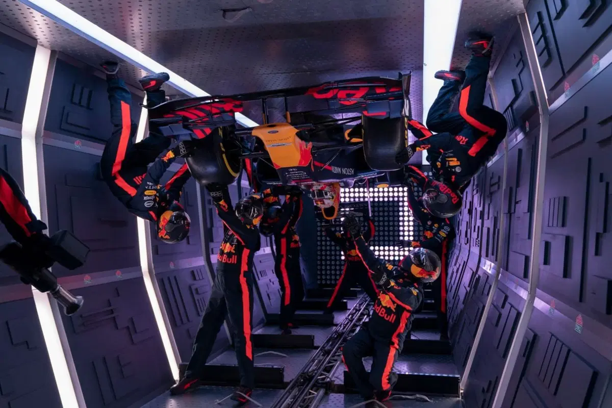 Red Bull: l’incredibile pit stop a gravità zero [Video] (13)