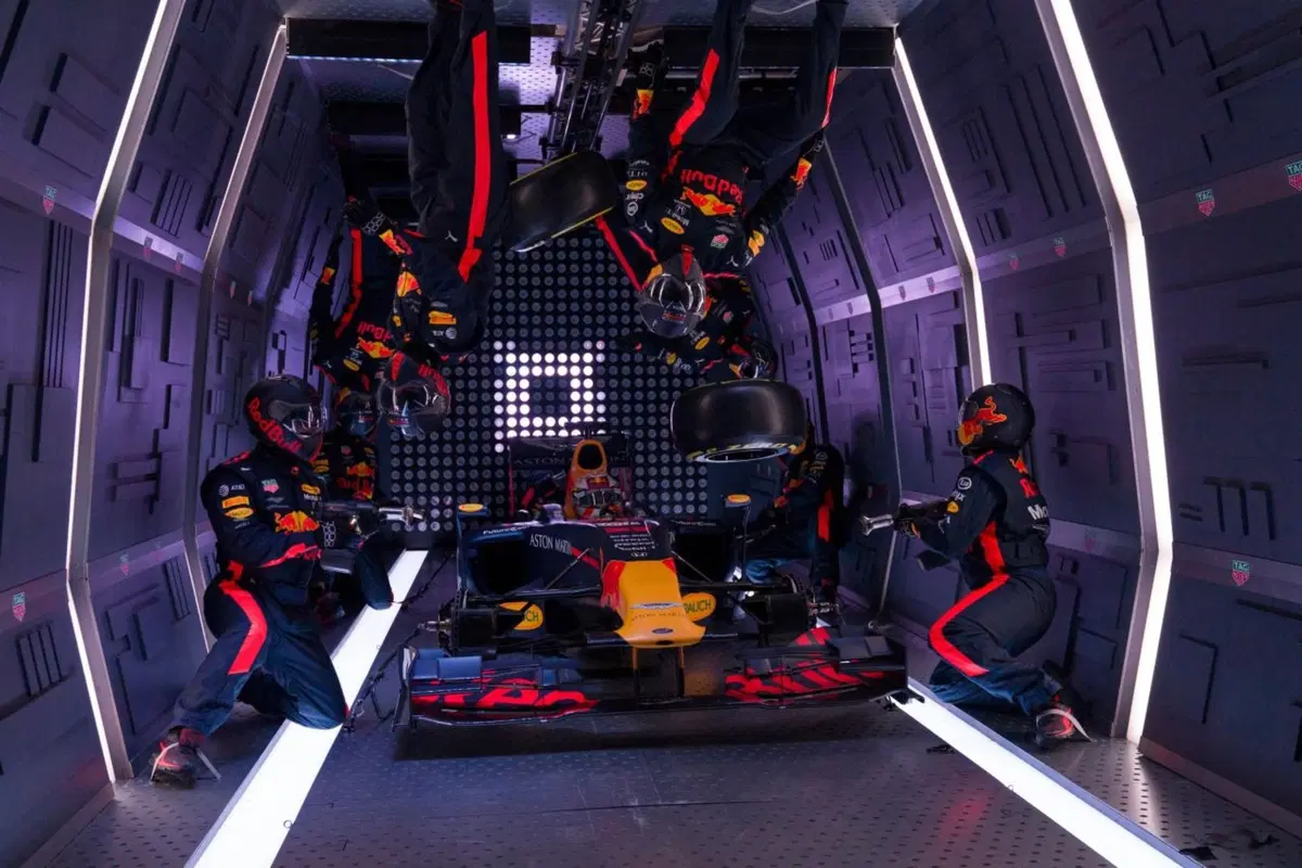 Red Bull: l’incredibile pit stop a gravità zero [Video] (14)