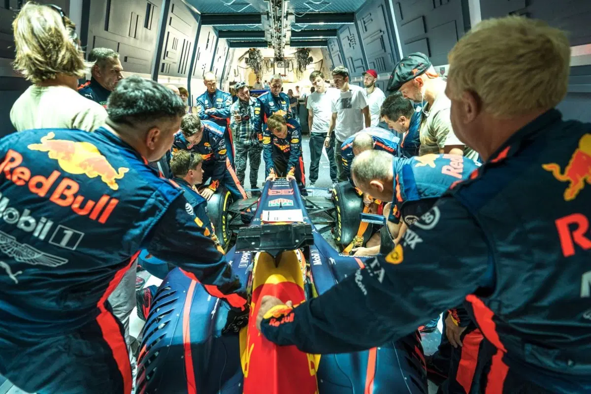 Red Bull: l’incredibile pit stop a gravità zero [Video] (16)