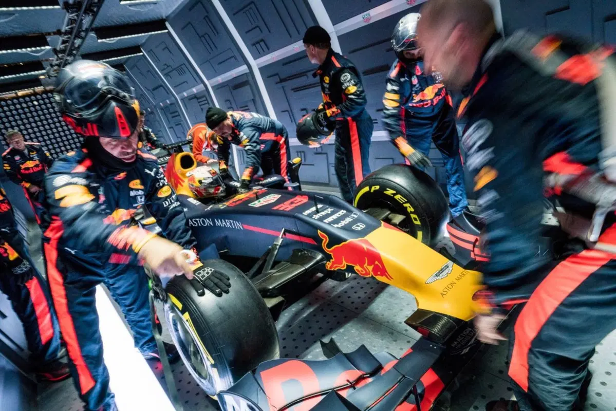 Red Bull: l’incredibile pit stop a gravità zero [Video] (18)