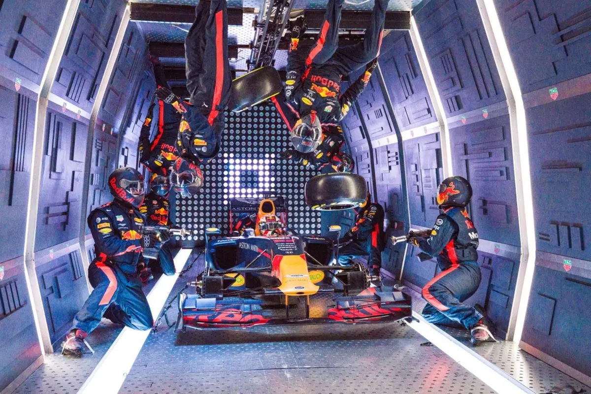 Red Bull: l’incredibile pit stop a gravità zero [Video] (21)