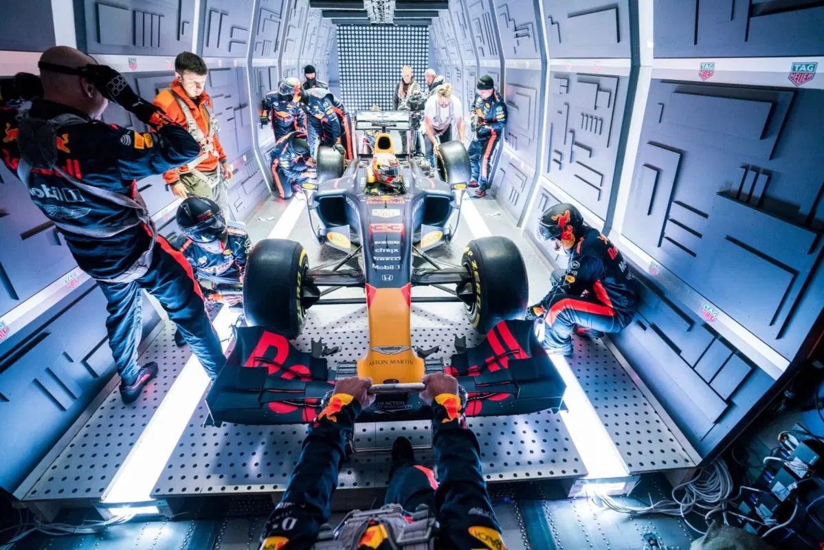Red Bull: l’incredibile pit stop a gravità zero [Video] (22)